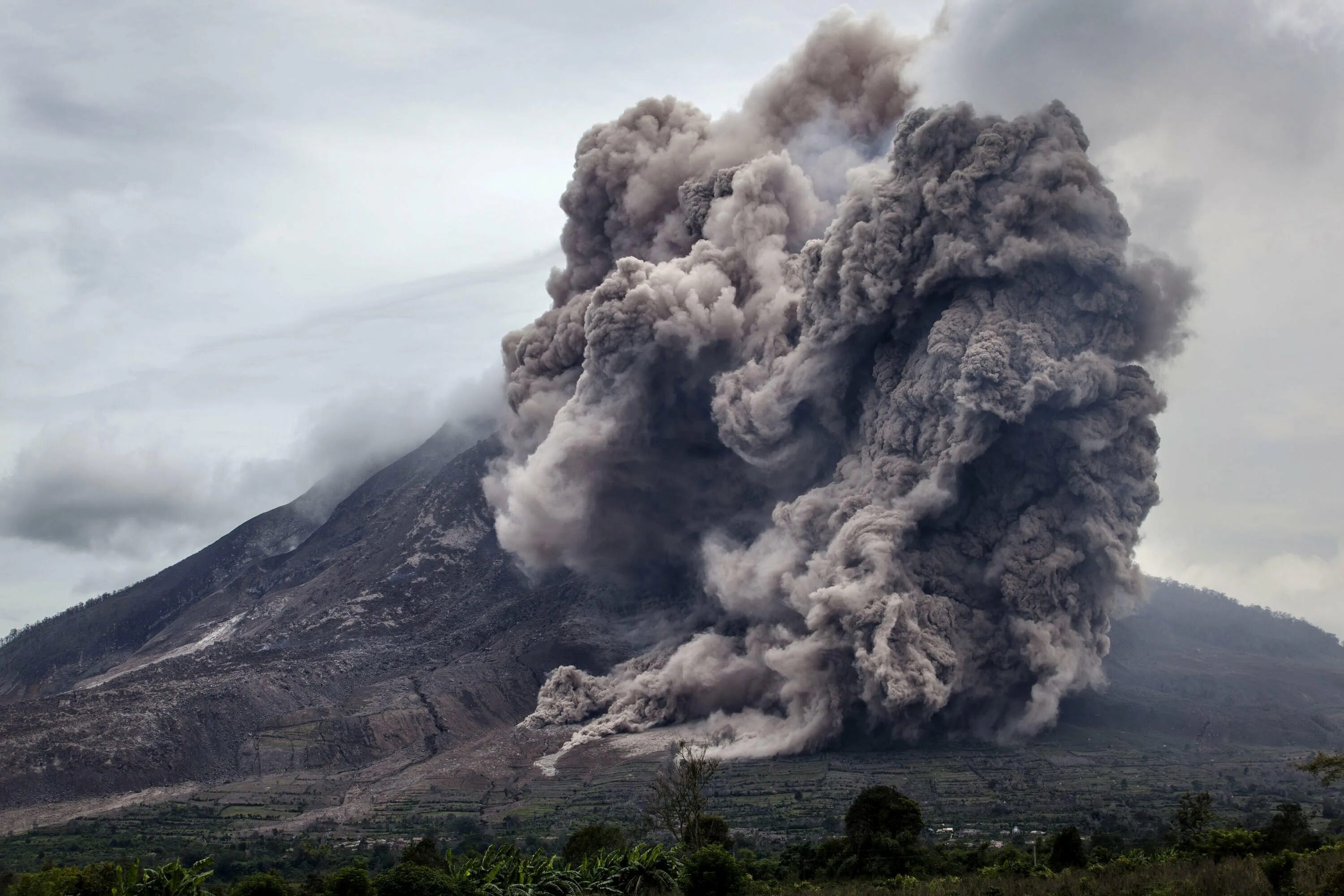 Сильные землетрясения вулканы гейзеры наблюдаются. Сакурадзима вулкан извержение 2022. Помпеи извержение вулкана. Извержение вулкана вулканический пепел. Жупановский вулкан.