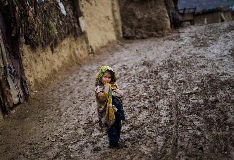 Самого бедного человека. Мусульманский ребенок бедный. Нищие девочки.