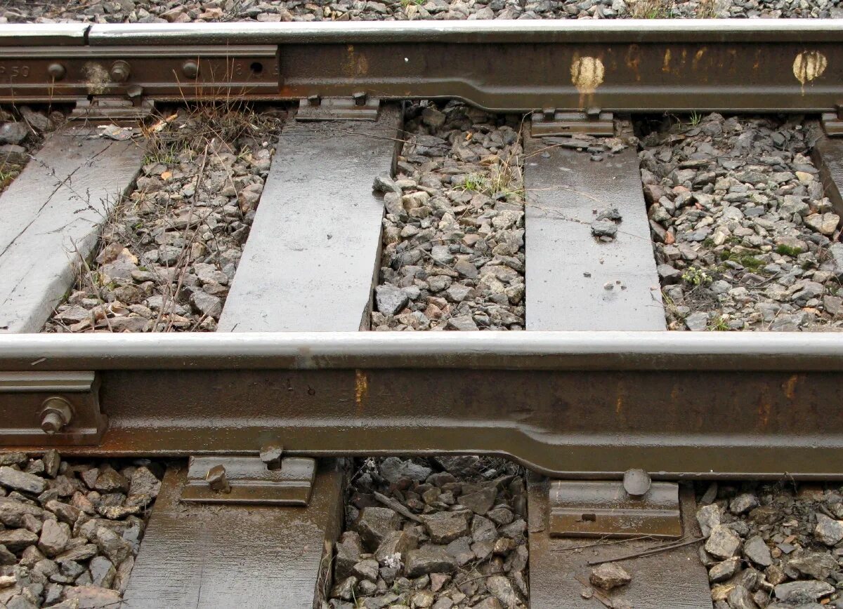 Металлокомпозитный изолирующий стык. Стык изолирующий апатэк р65 вп. Накладка апатэк р65. Стык р 65. Переходной стык рельсов р65-р50.