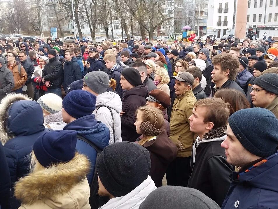 Тверь в марте. Митинг. Митинг в Твери. Площадь славы Тверь митинг. Митинг зимой.