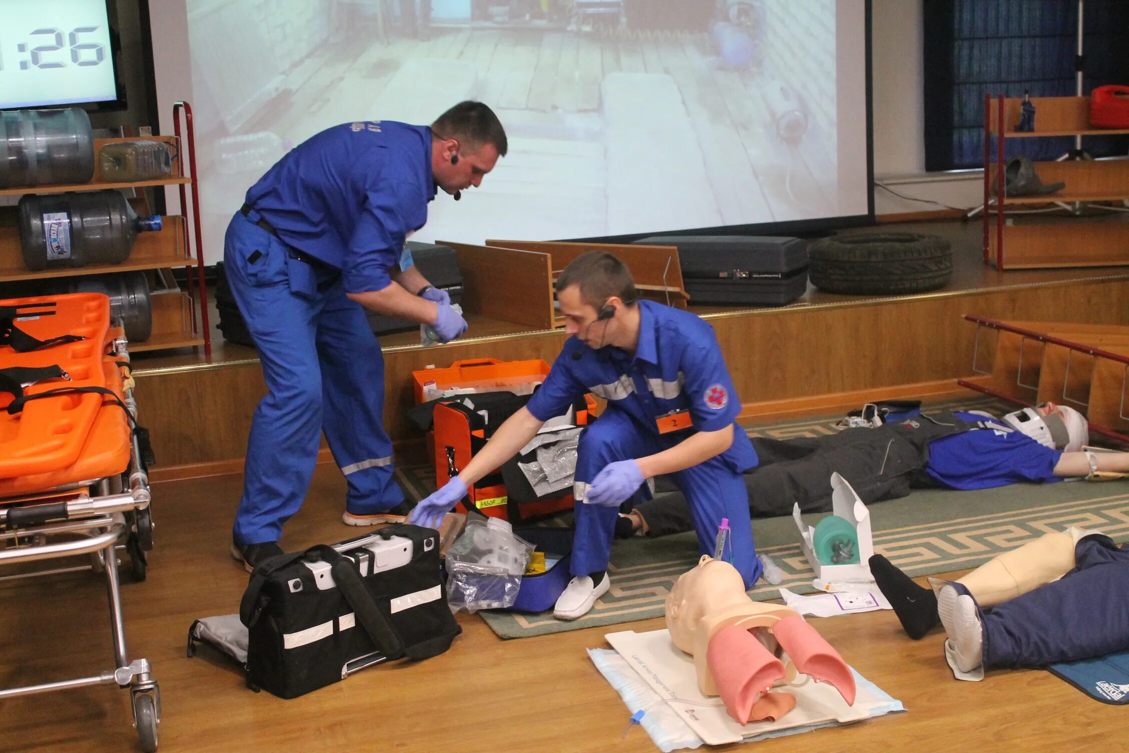 оказание помощи при шоке фото. оказание первой помощи в самолете. стюардесса оказывает медицинскую помощь. оказание первой помощи обучение. оказание медицинской помощи.