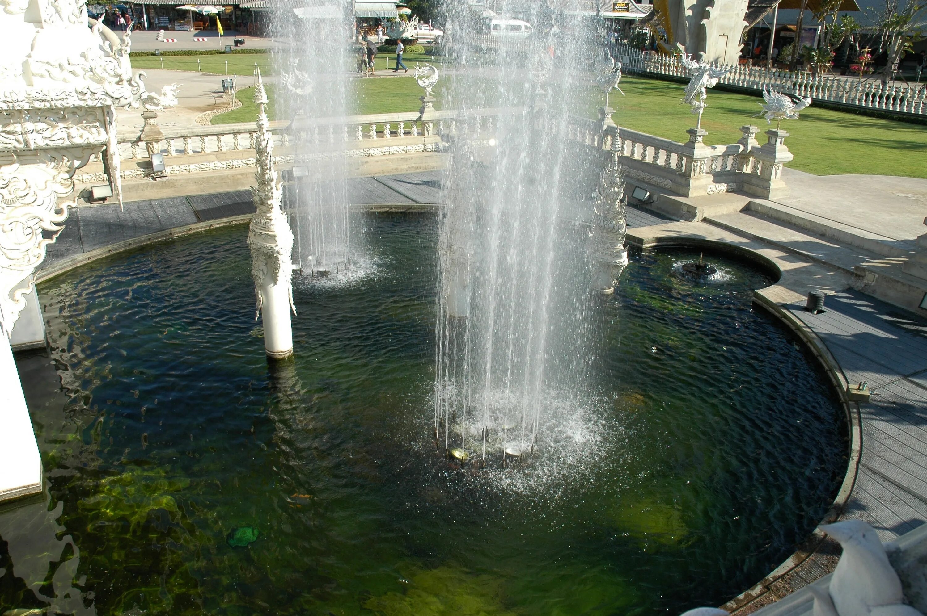 Water fountain перевод на русский. Вода в фонтане. Фонтан в храме. Белый фонтан вода. Минеральные воды фонтан.