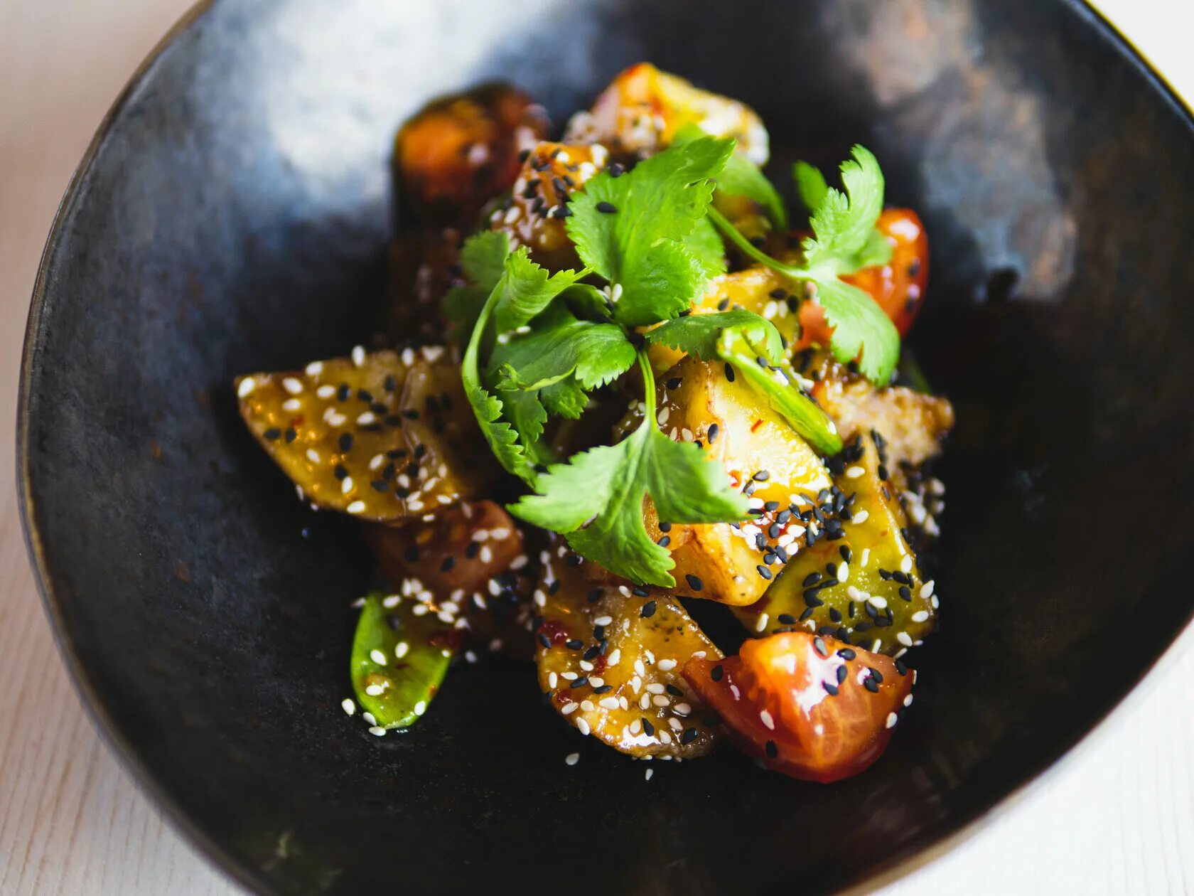 Салат с жареными баклажанами. Хрустящие баклажаны в чили соусе. Хрустящие баклажаны в чили соусе. Салат из хрустящих баклажанов с помидорами. Хрустящие баклажаны в чили соусе.