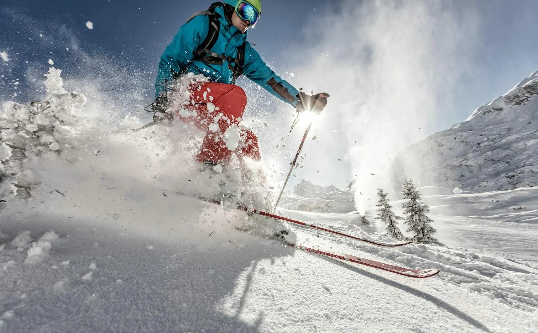 Фрирайдер ски. Фрирайд лыжи. Зимний спорт. Горы лыжи.
