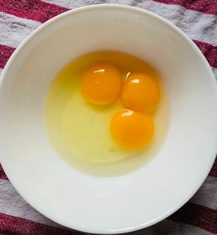 Два желтка примета. Двухжелтковые яйца. Желток яйца. Двойной желток в яйце. Вареное яйцо с двумя желтками.