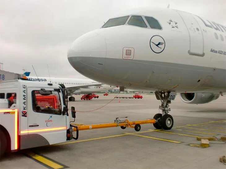 Самый большой аэробус а380. Буксир для самолета. Тягач для самолетов. Буксировка воздушных судов. Буксир для самолета.