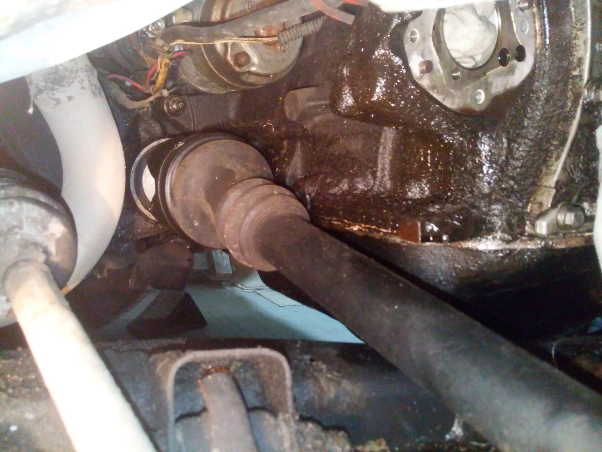 ГАЗ-66 течет масло. 406 Двигатель течь масла справа. Вытекло масло из двигателя. Капает масло с двигателя.