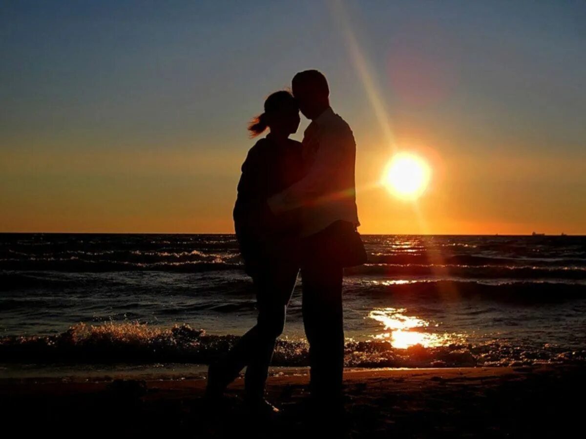 Где нас будет двое. Влюбленные на закате. Влюбленные на берегу моря. Пара на закате. Романтический закат.