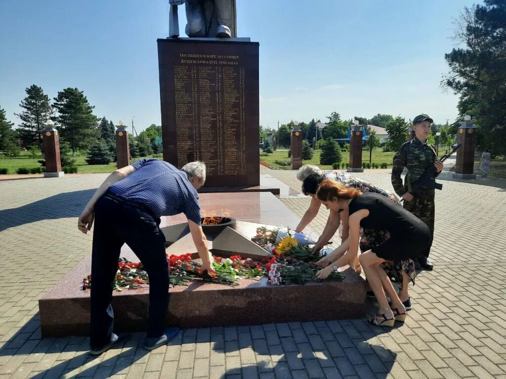 Сквер погибшим воинам. Парк Победы Кущевская. Парк 30 летия Победы Кущевская. Могилы детей.