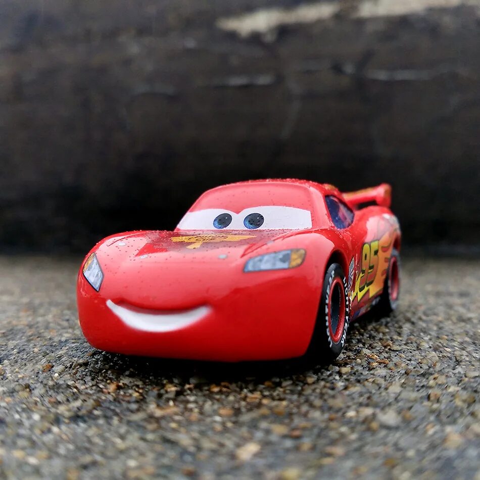 Тачки 2 молния Маккуин. Молния Маккуин машина. Cars машинка Маккуин. Машинка Disney Pixar.