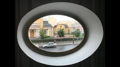 Круглое овальное окно