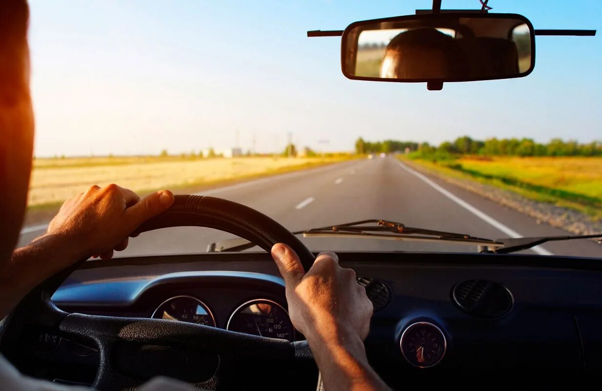 Девушка и мужчина в машине. Пара в кабриолете. Уехал в закат. Мужчина сидит. Встреча двух влюбленных.