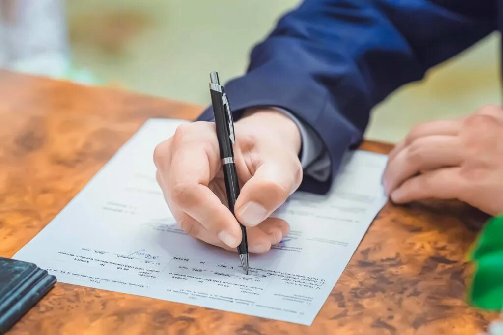 Можно л подать. Подача заявления. человек оформляет документы. подача заявления картинка. подать заявление.