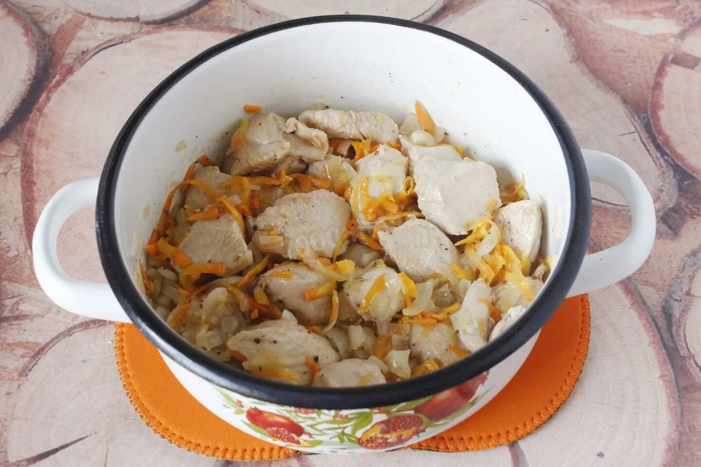 Тушёная картошка с курицей в кастрюле. Тушёная картошка с филе курицы в кастрюле. Тушеная картошка с курицей. Картошка с тушенкой в кастрюле.