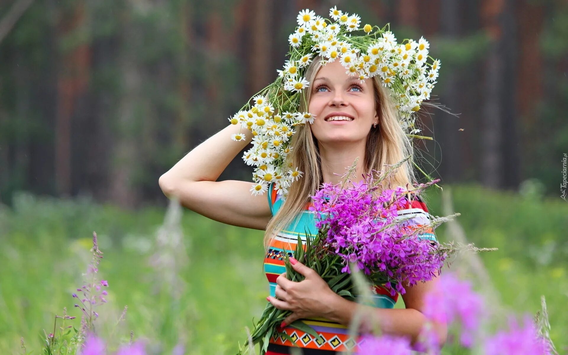 Девушка в венке из цветов. Красивые летние фотосессии. Летняя фотосессия на природе. Девушка с венком на природе. Лето игривое песня