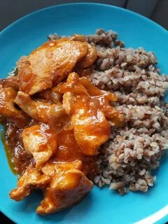 Куриное филе с гречкой на сковороде