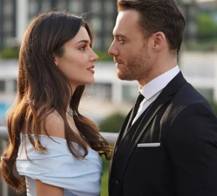 Сериал постучись в мою дверь 26 серия. Серкан и эда турецкий сериал. Серкан болат сериал турецкий. Постучи в мою дверь турецкий сериал. Серкан и эда турецкий сериал.