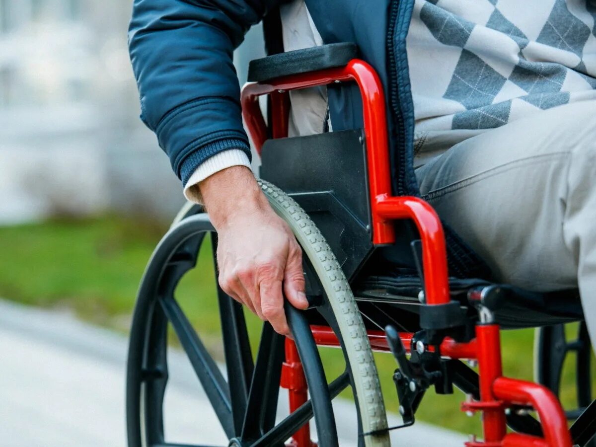 • • Кресло-коляска для инвалидов-колясочников. Коляска для инвалидов. Инвалид колясочник. Средства ТСР для инвалидов.