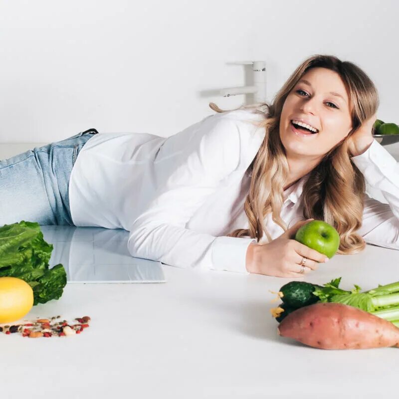 Девушка ест. Красивая девушка ест. Девушка с едой. Нервная булимия. Жадно ест пиццу.