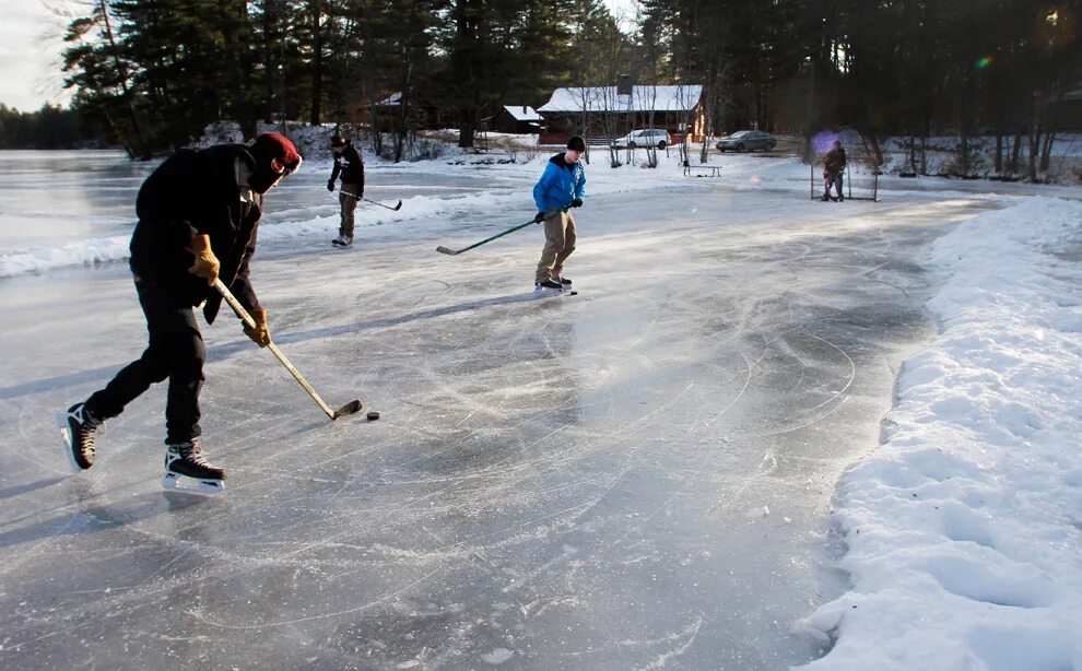 Холодная катка. Катание на коньках. Хоккей на озере. Каток на озере. Каток на улице.