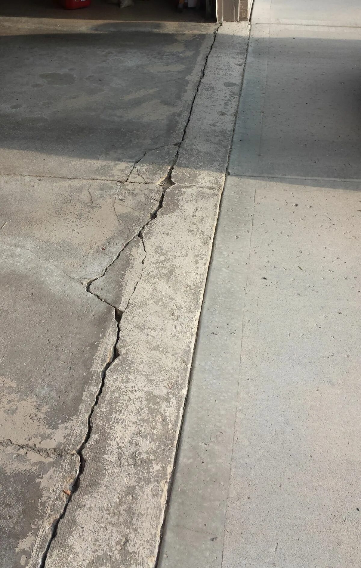 Усадочные трещины бетона в железобетонных. Цементно-Песчаная стяжка пола трещины. Усадочные трещины на стяжке. Растрескивание бетонной стяжки.