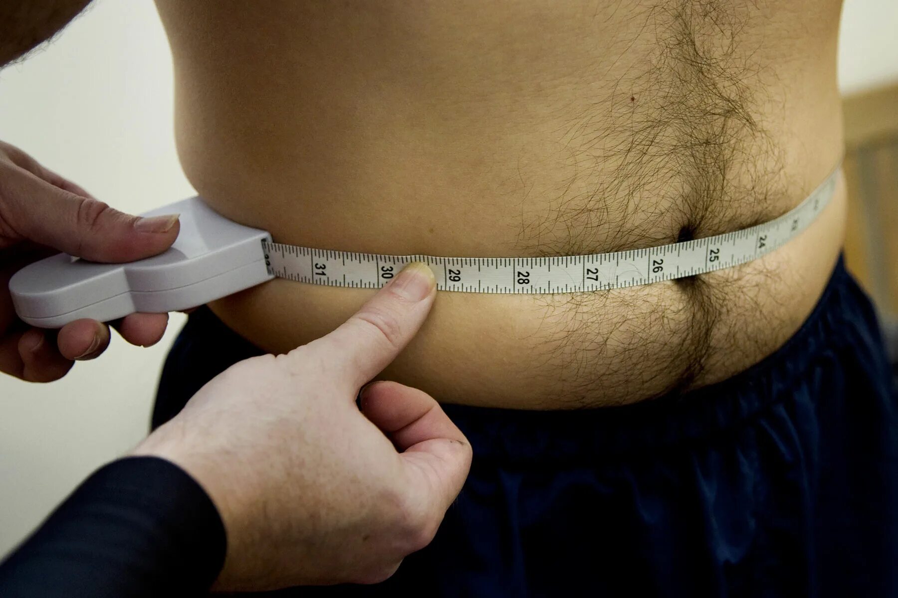 Ожирение замер талии. Измерение полноты человека. Измерение талии у мужчин. Измерение обхвата живота при асците.