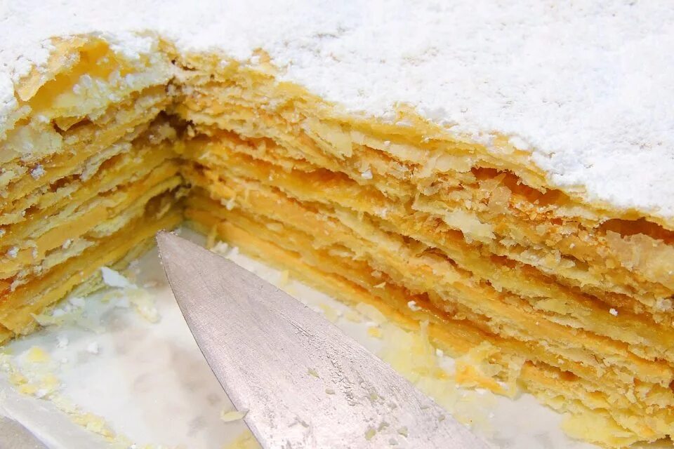 Торт наполеон с масляным кремом. Торт наполеон с заварным кремом. Торт слоеный со сгущенкой. Заварной крем для наполеона. Наполеон рецепт с маслом.