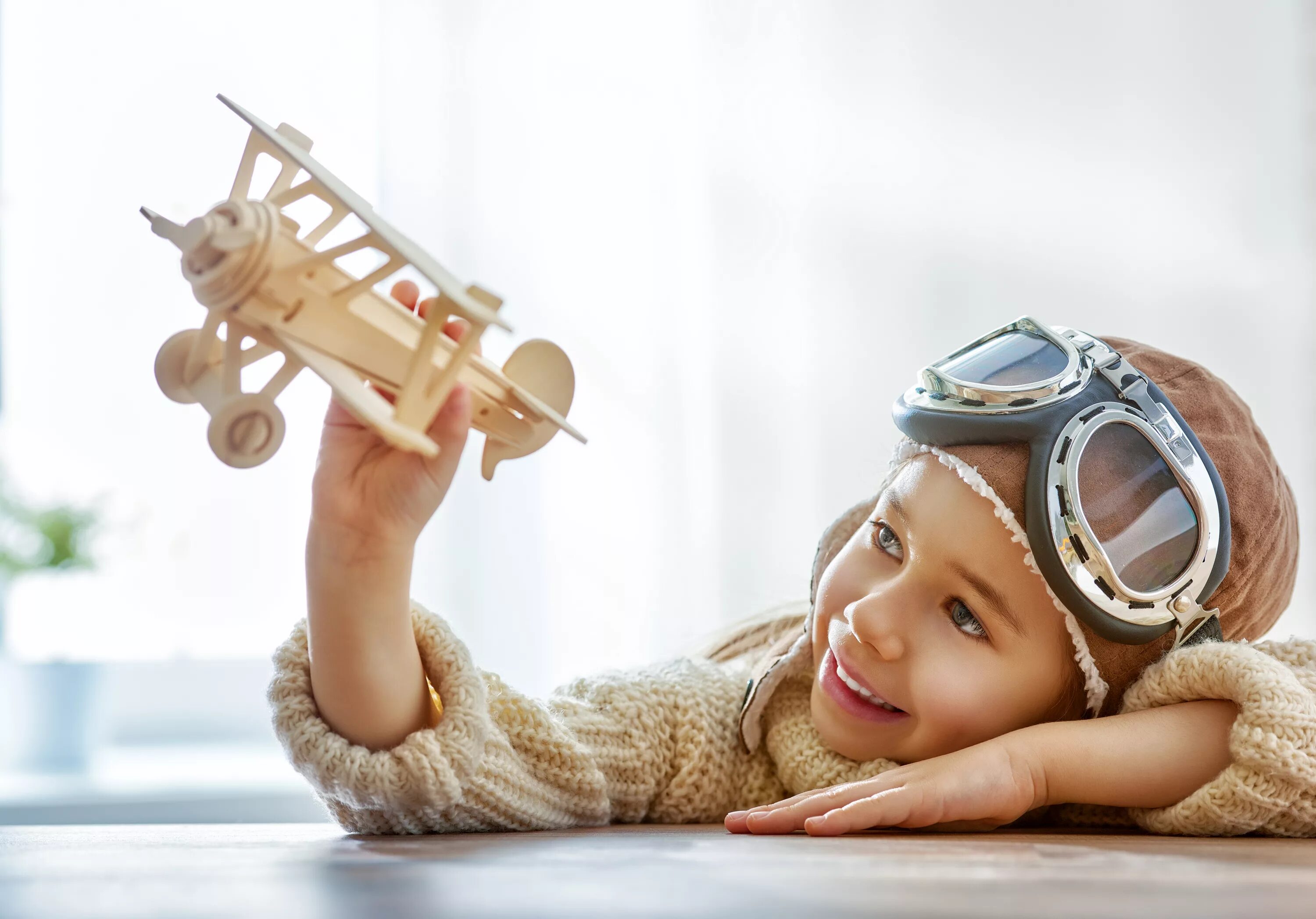 Kid flying. Ребенок с самолетиком. Самолет для детей. Девочка с самолетиком. Ребенок мечтает.