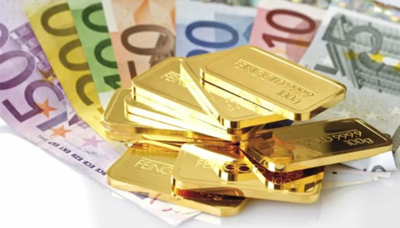 Деньги золото. Золото валюта. Евро золото. Слитки золота и деньги.