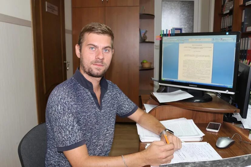 В программисты в 40. Разработчик яндекс. Молодые люди за компьютером. Лицо программиста. В программисты в 40.