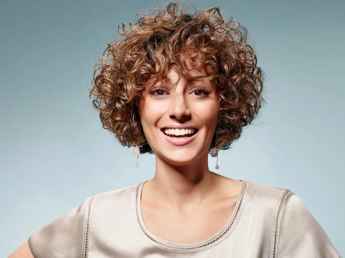 Short curly. Стрижка сессон на кудрявые волосы. Кудряшки на средние волосы химия 2022. Стрижки для курчааых волос. Короткие стрижки на вьющиеся волосы.