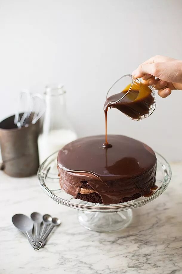 Глазурь для торта из плитки. Шоколадный ганаш десерт. Карамельный ганаш. Торт с шоколадным декором. Украшег шоколаднлгг торта.