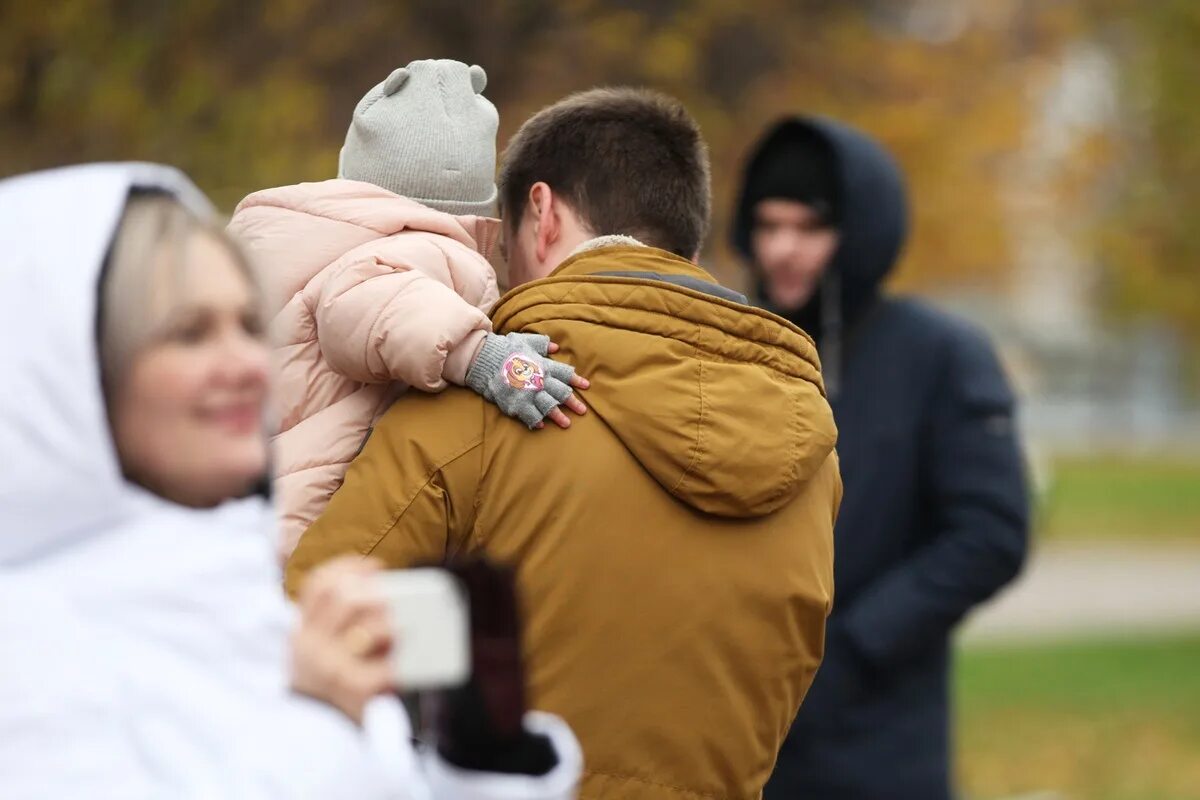 Мобилизация многодетных отцов последние новости на сегодня. Отцы и дети. Многодетный отец. Отец с тремя детьми. Детям о папе.