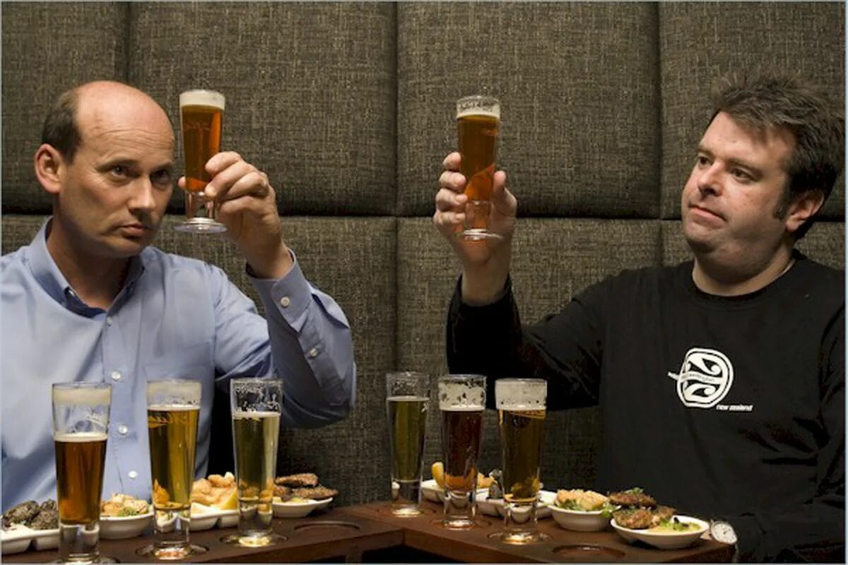 Мужик с пивом. Пил пи. Человек с пивом. Грустный мужчина в баре. Пил пи.