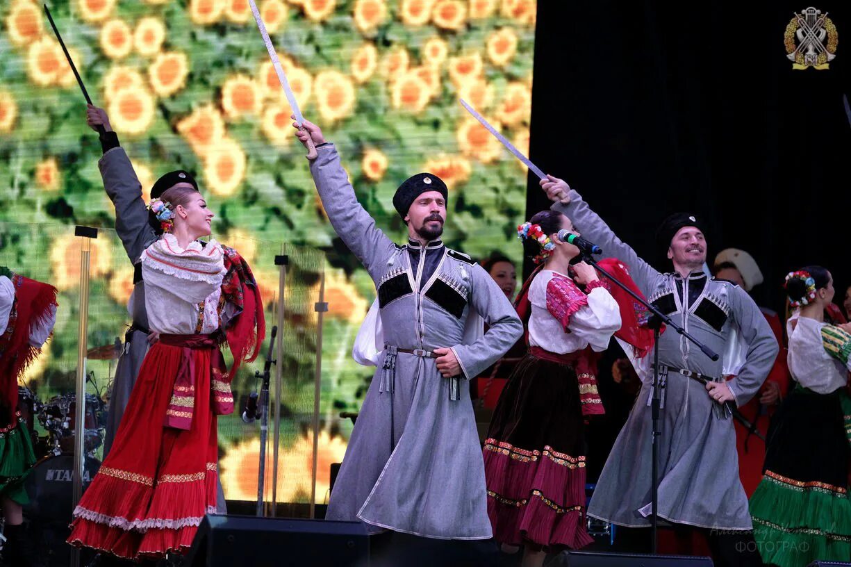 Казачий хор пидманула. Кубанский казачий хор. Группа Кубанский казачий хор. Кубанский государственный хор казачий. Кубанский казачий хор Краснодар.