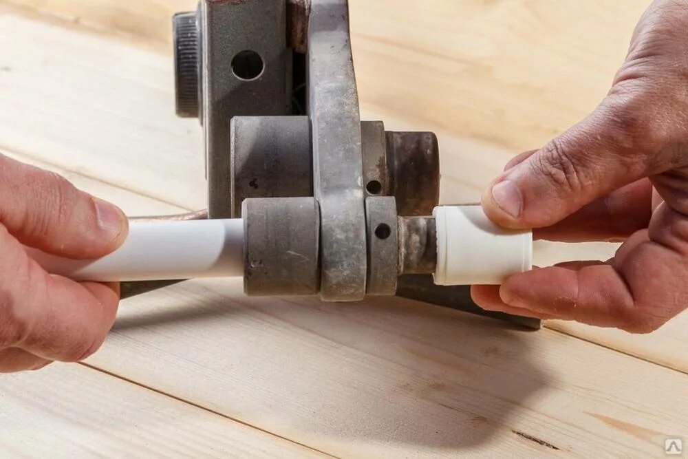 Технология сварки полипропиленовых труб 63. Сварка п п труб. Пайка 20 полипропиленовой трубы. Прибор для спайки пропиленовых трубопроводов. Сварка пластиковых труб.