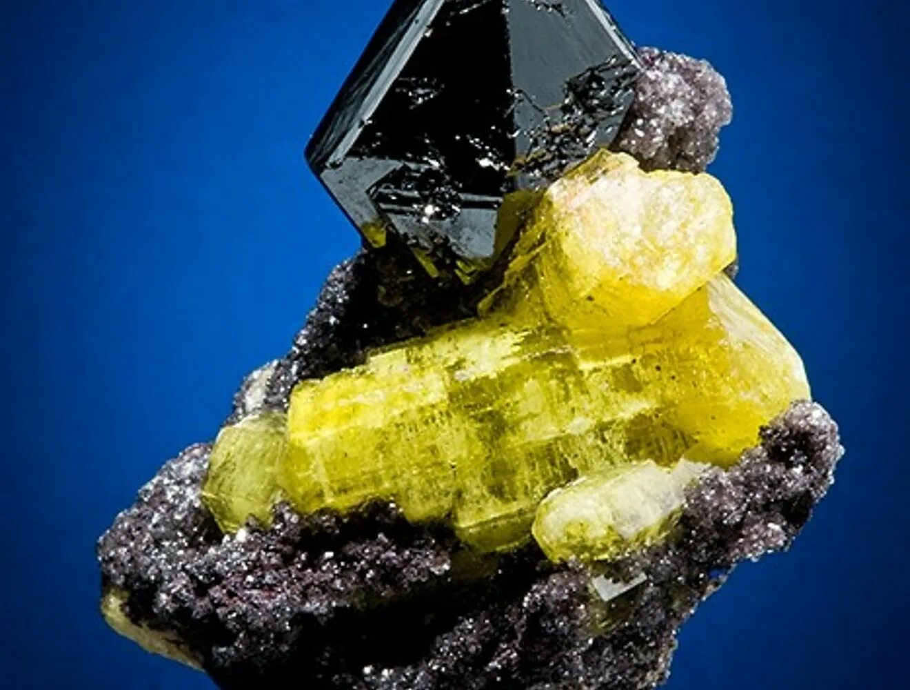 Манганит минерал. Эттрингит минерал. Кейп камень Кристал. Манганит фото.