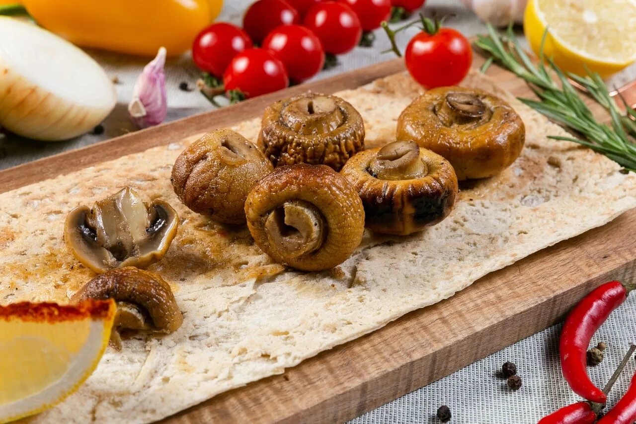 Шампиньоны на мангале. Грибочки на углях. Грибы шампиньоны на гриле. Грибы на шампурах. Шашлык с грибами шампиньонами.