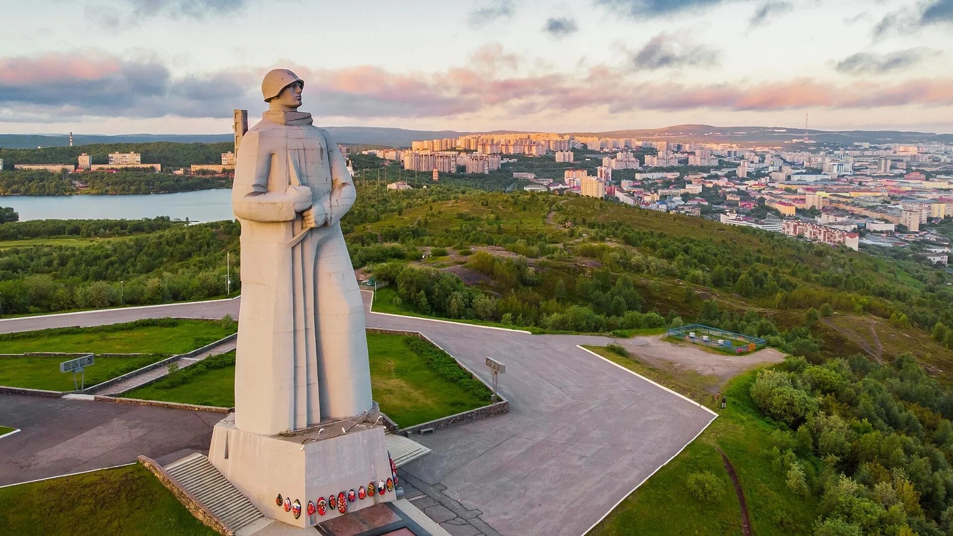 Алеша стоит в городе. Мемориальный комплекс защитникам советского заполярья. памятник защитникам советского заполярья в мурманске. памятник алеше в мурманске. памятник защитникам заполярья алеша мурманск.
