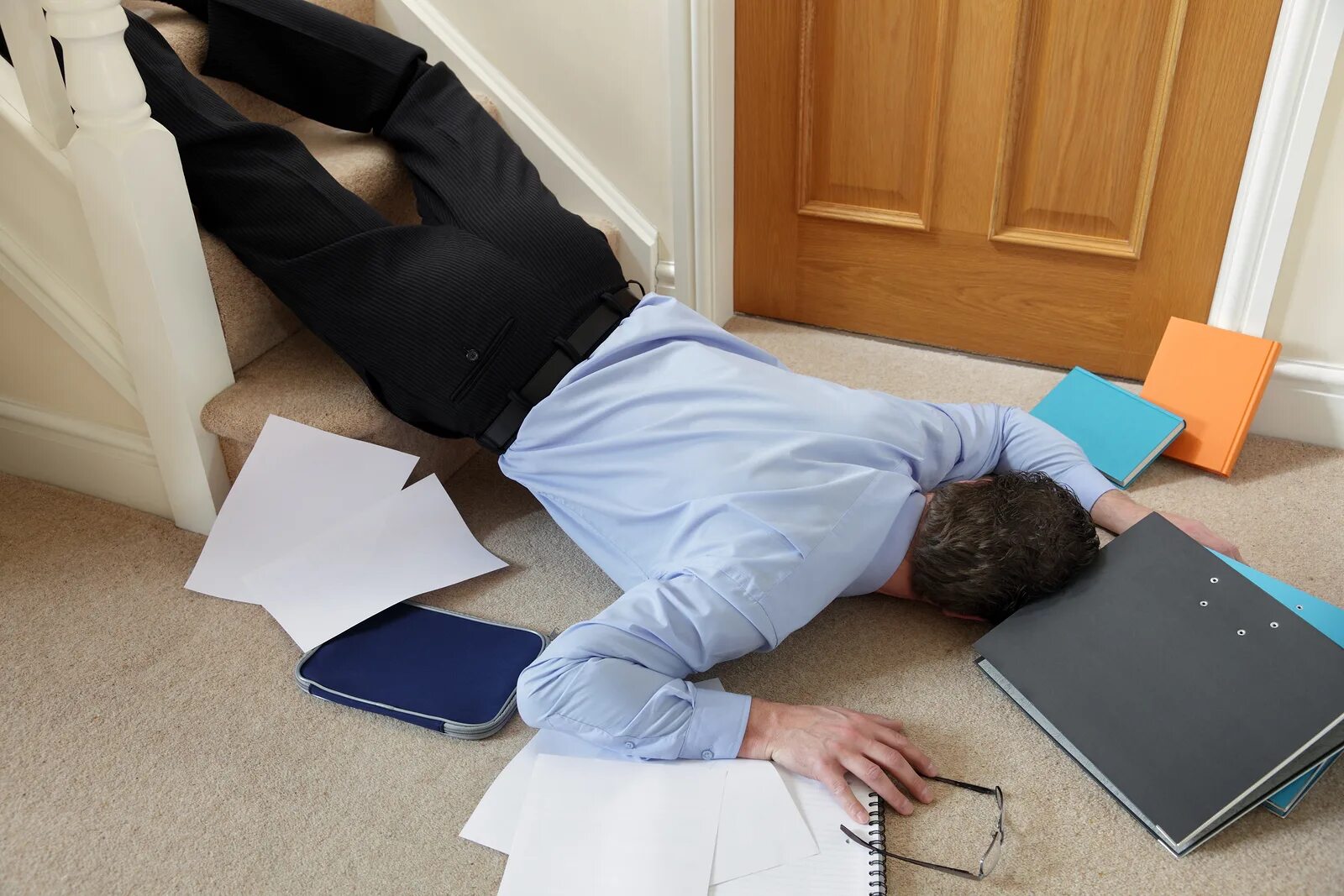 He was exhausted. Человек устал. Уставший человек. Человек на работе. Утслость.