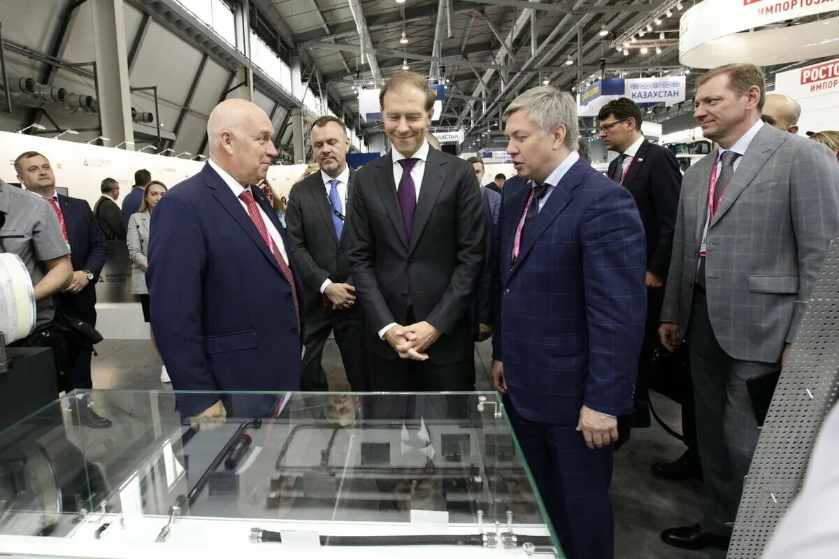 Кубок иннопром 2025. Иннопром 2025 мантуров. иннопром 2025 ульяновская область. мантуров на иннопроме.