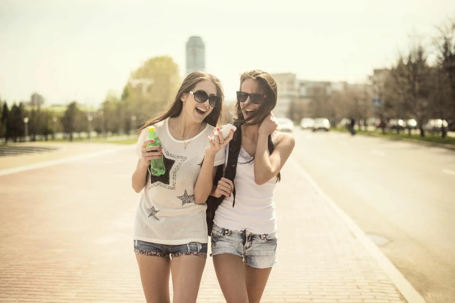 Санкт петербург две девушки. Friend девушки. картинки про плохих подруг. best friends. хорошая и плохая девочка.
