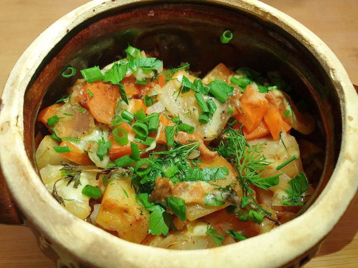 Мясо с картошкой в горшочке со сметаной. Жаркое в горшочках. жаркое по домашнему в горшочках. свинина с картошкой в горшочках. жаркое в горшочках со свининой.