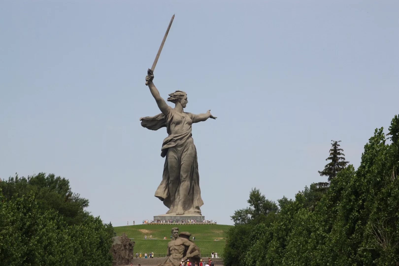 Мамаев Курган Волгоград. Мамаев Курган Родина мать. Памятники города Волгограда. Памятник Родина-мать на Мамаевом Кургане.