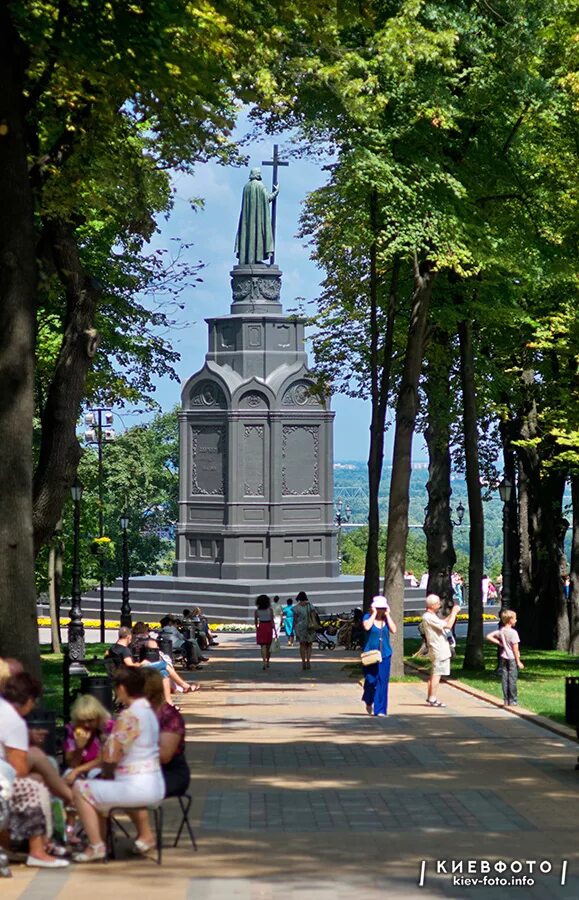 Памятник Владимиру на Владимирской Горке. Киев Владимирская горка памятник. Памятник Владимиру на Днепре.