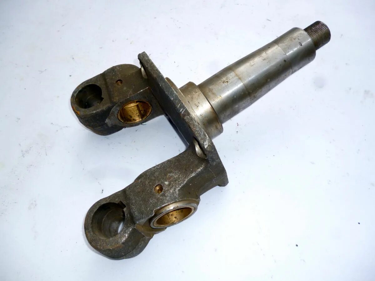 Рычаг поворотного кулака маз 5336. Поворотный кулак маз 64221. Кулак поворотный правый маз зубренок. Поворотный кулак маз. Подшипник).