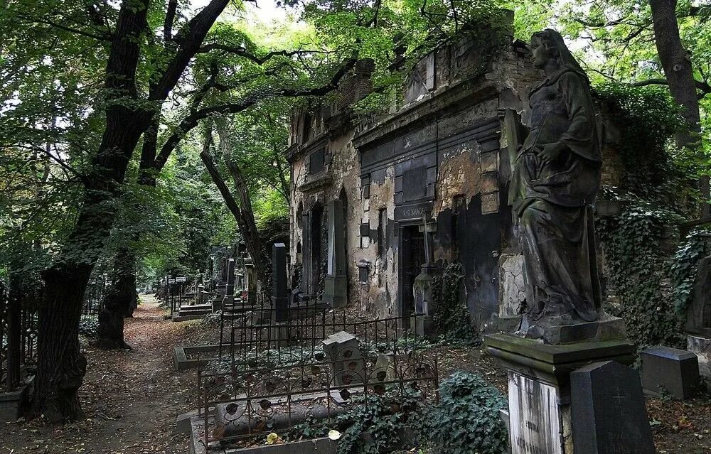 Страшные склепы