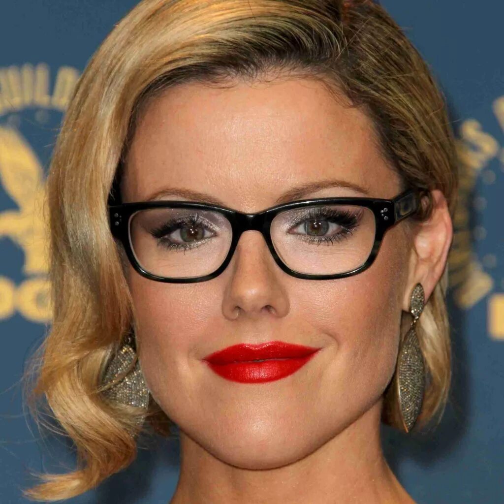 Кэтлин Робертсон в очках. Кэтлин Робертсон 2022. Kathleen Robertson в очках. Кэтлин Робертсон фото.