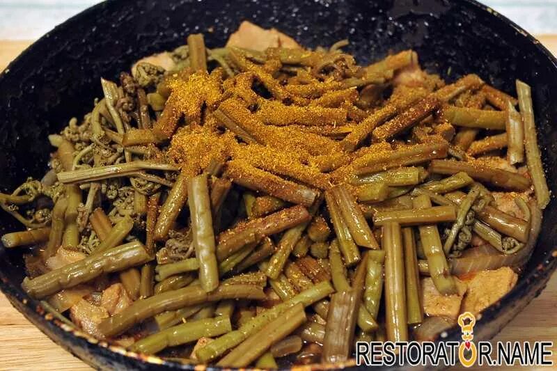 Папоротник с мясом рецепты приготовления в сковороде. Папоротник орляк тушеный. папоротник-орляк со свининой. папоротник орляк с мясом. папоротник со свининой.
