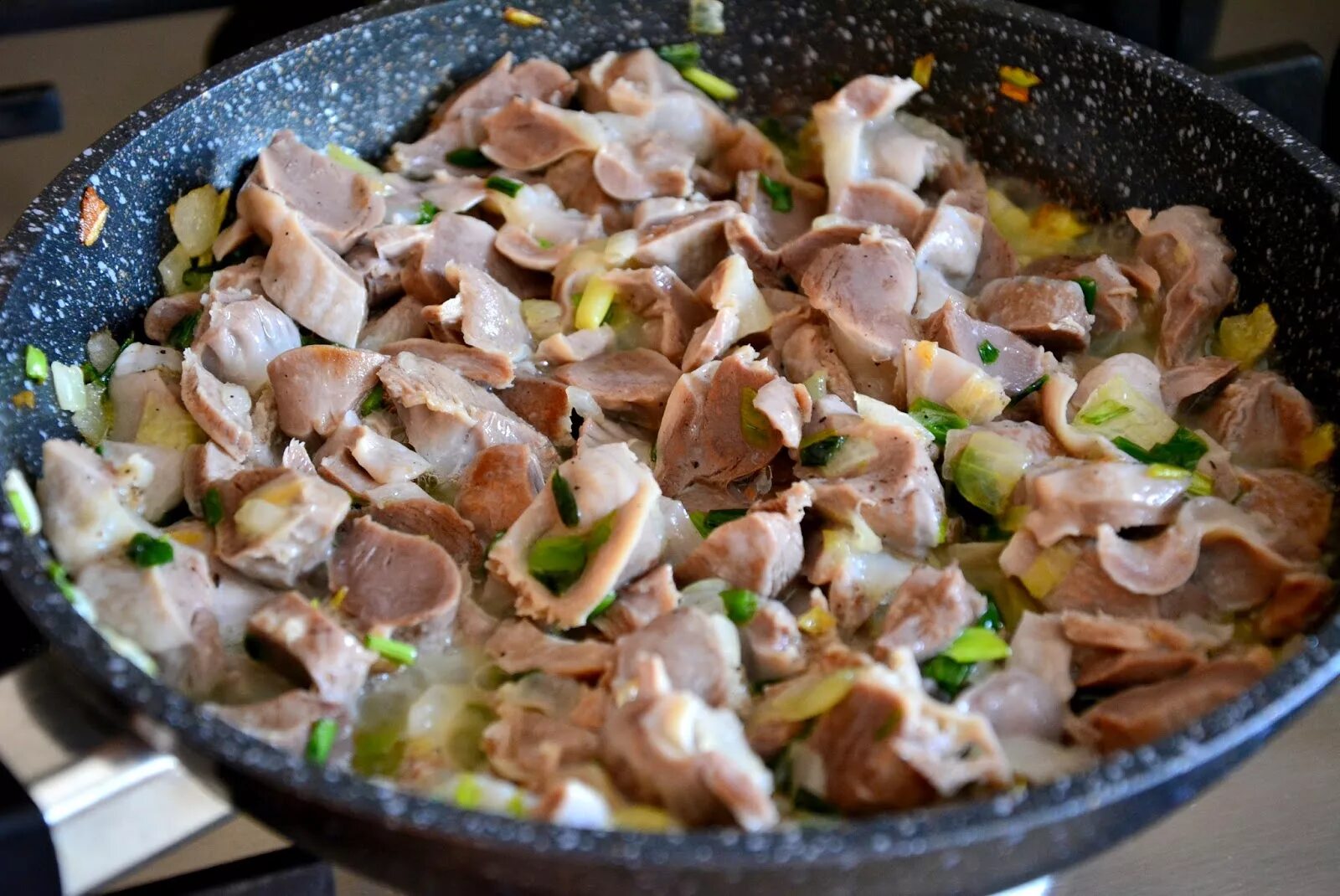 Фрикасе из куриных желудков. Желудочки в сливочном соусе. Куриные желудочки в соевом соусе. Куриные желудки в соевом соусе на сковороде
